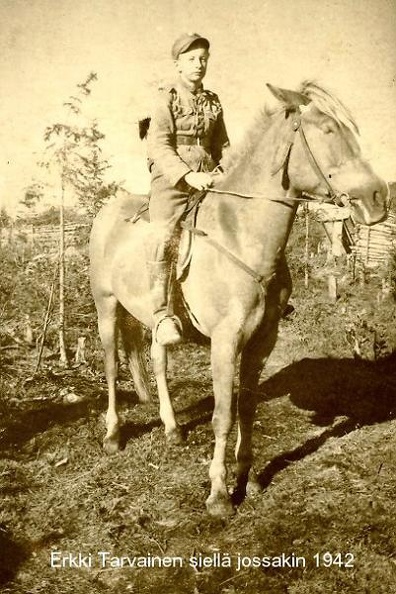 Erkki Tarvainen ja hevonen 1942.jpg