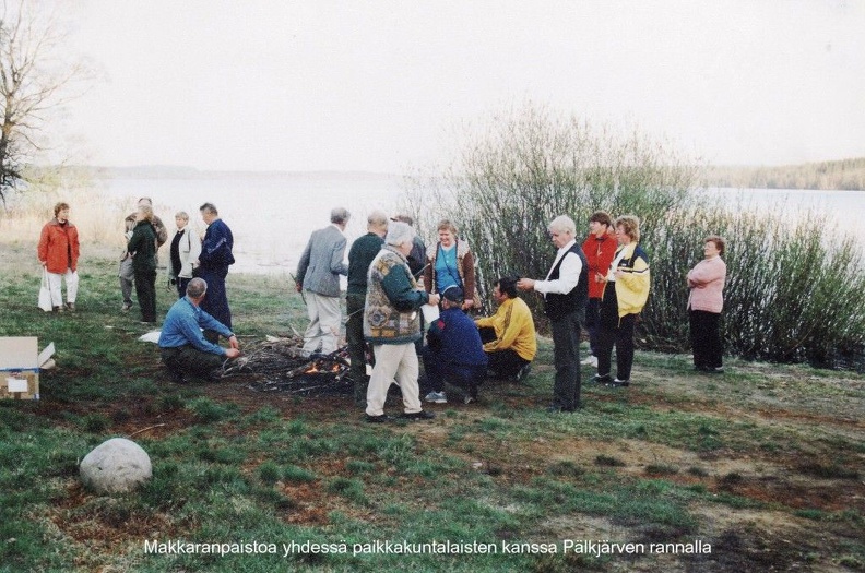 Makkaranpaistoa Pälkjärven rannalla valkovuokkomatkalla 1999 IMG_0021.jpg