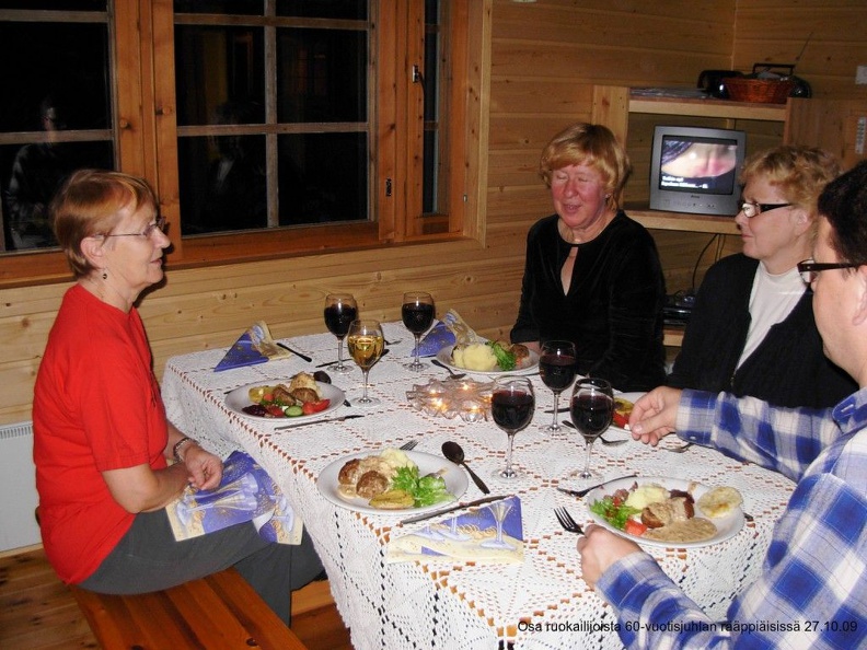 Ruokapöydän antimia nauttimassa 60-vuotisjuhlan rääppiäisissä Hopealahdessa 27.10.09 DSCN0297.jpg