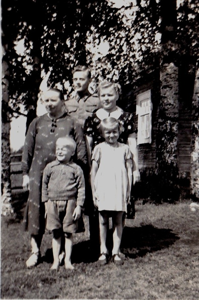 222.  Hilja Vuojolainen sekä lapset Tuomo, Sakari, Alma ja Liisa  kotipihallaan v.1942 Pälkjärvellä Naatselän kylässä..jpg