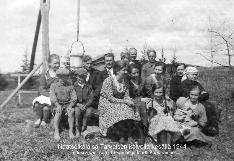 Naatselkäläiset Tarvaisen kaivolla 1944.jpg