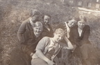 Naiset nurmikolla