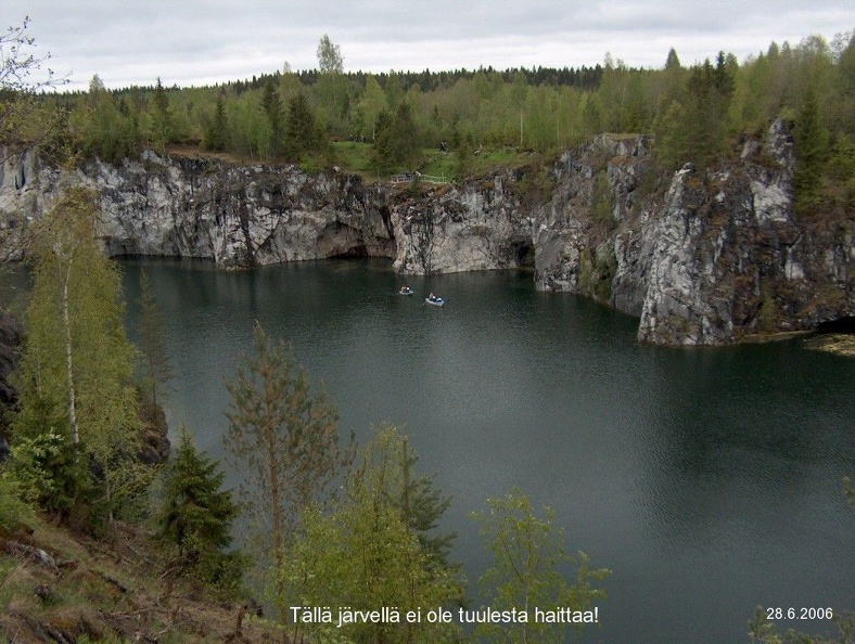 Valkovuokkomatkalla 2006 kierrettiin tätä louhinnan tuloksena syntynyttä järveä HPIM1238.jpg