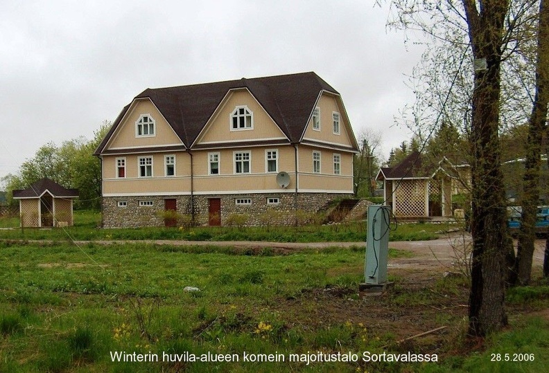 Valkovuokkomatkan 2006 majoitusalueen komein talo Winterin huvila-alueella Sortavalassa HPIM1235.jpg