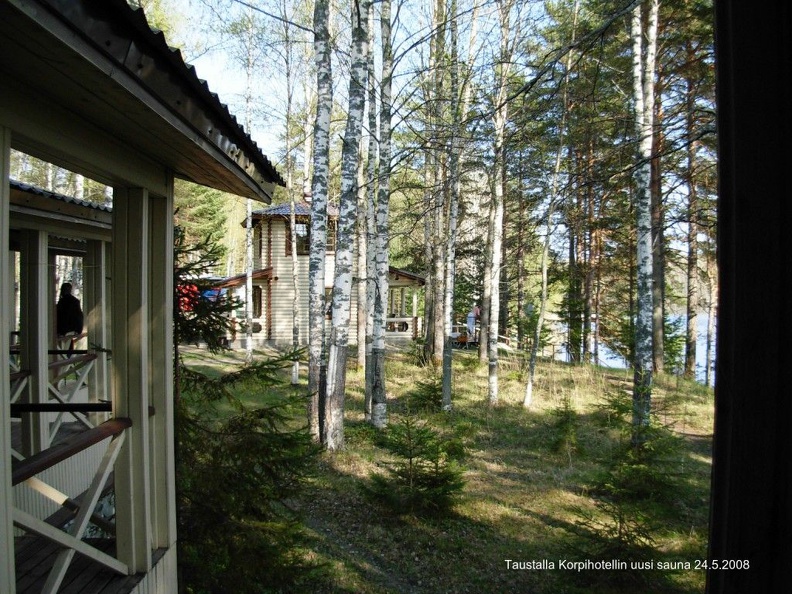 Valkovuokkomatka 2008, taustalla Jänisjärven korpihotellin uusi sauna DSCN0301.jpg