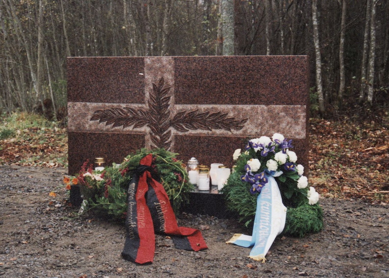 Paljastettu muistomerkki seppeleineen ja kynttilöineen IMG_0006-001.jpg