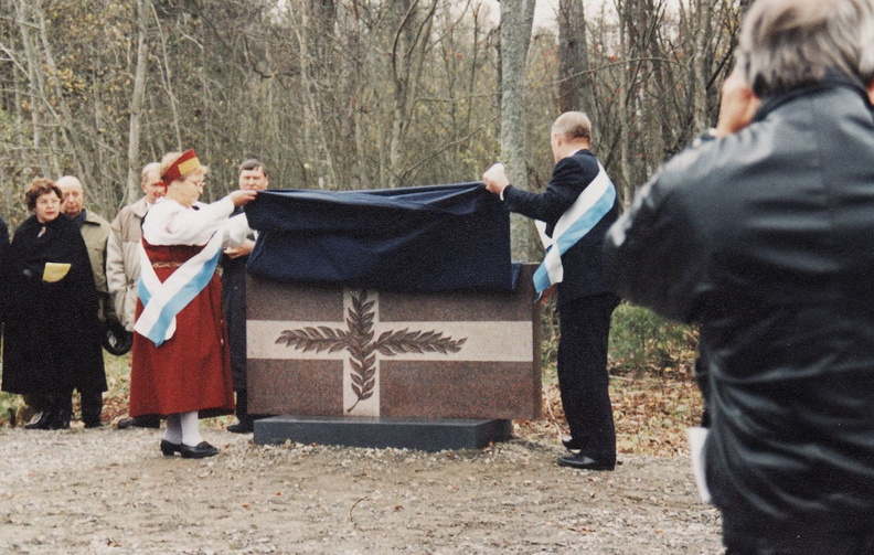 Uusi sankarimuistomerkki on paljastettu IMG_0003-001.jpg