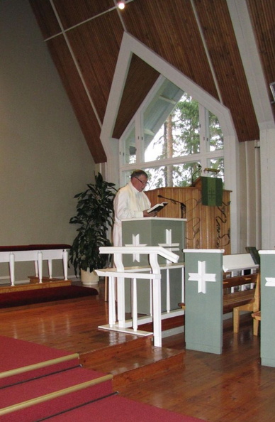 Pastori Timo Leskinen puhumassa Viinijärven kirkossa-001.jpg
