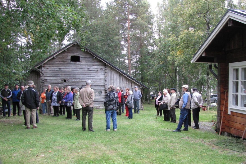 Retkeläisiä vanhan riihen edustalla-001.jpg