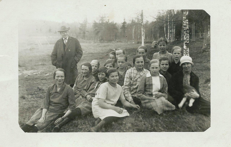 Etur. 2. oik. Aino Heinonen ja 4. Elna Hämäläinen.jpg