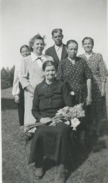 Maria Heinonen os. Vuojolainen 80 v perillisineen takavas Tilda Immonen,Hilda Rautiainen,Tahvo H, Miina Konstig, Aino Pesonen.jpg