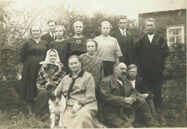 Takavas 3. Hilda Heinonen, Äiti Hilda os. Corner, Matti,Lauri, Lyyli, Eljas ja Liena Kivinen, Rengit Antti ja Armas Sorsa.jpg