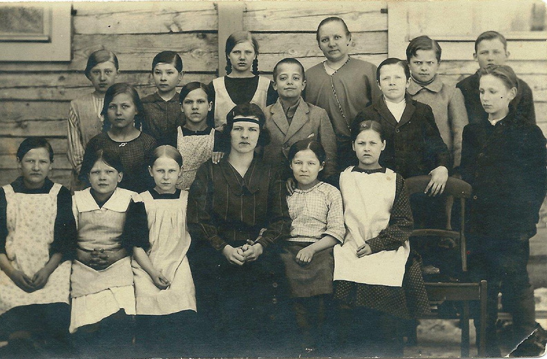 Toinen rivi 2.vas. Aino Heinonen.jpg