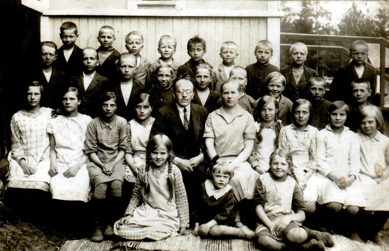 013. Makarin koululaisia n.v.1932. Sakari Vuojolainen keskellä takana.jpg