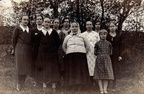 014. Noin 1930 Tyyne Heinosen häissä otettu kuva, Iida Immonen vasemmalla