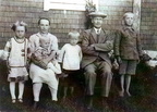 481. Hilja ja Tahvo Vuojolaisen perhekuva v.1930. Lapset vas. Alma, Alpo, Aaro ja Sakari.