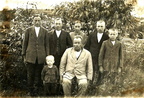703. edessä Kauko ja Heikki, takana vas. Aukusti,Matti, Iida,Antti ja Eino  Heinonen v. 1924