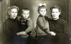 707. Oik. Aili ja Vuokko Jaatinen , myöh. Eino Hämäläisen vaimo.