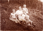 Susanna Vuojolainen ja lapset vas. Aino, Armi, Onni ja Aulis 7v. v. 1915