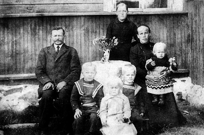 Tunnistamaton perhe 1900-luvun alkupuolelta, Pälkjärvi (Hilja Väänäsen jäämistö).jpg